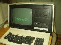 Raunalnik baziran na Z80 procesorju. 5,25" disketa in 10MB disk. Izdelek Iskra Delta!