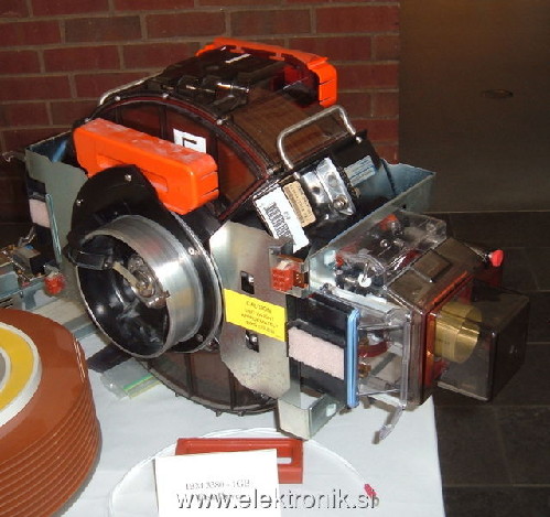 639px-IBM3380DiskDriveModule.agr.jpg