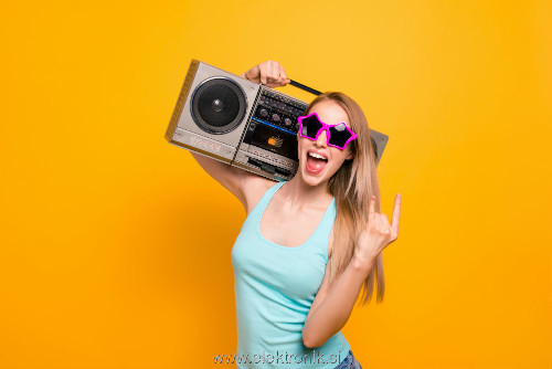 boombox-on-shoulder-the-quintessential-80s-trend[1].jpg
