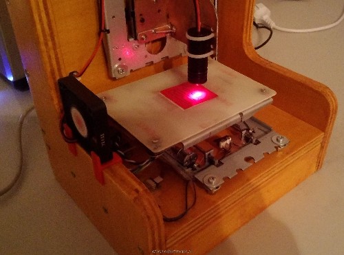 GJ Laser graver z leve - graviranje.jpg