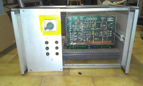 Ohišje s regulatorjem, transformatorjem in dušilko.jpg